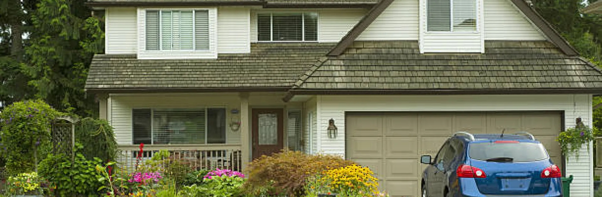 Door-to-door auto transport hero door-to-door auto transport hero with residential home and driveway car